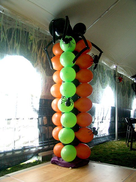 spooky spider balloon column